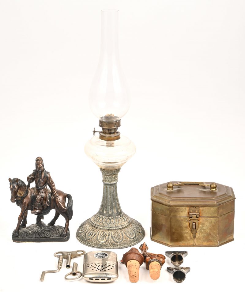 Een gevarieerd lot bestaande uit een koperen kistje, 4 kurkestoppen, 3 kloksleutels, een handenwarmer, een olielamp en een beeldje van een Chinese krijger.