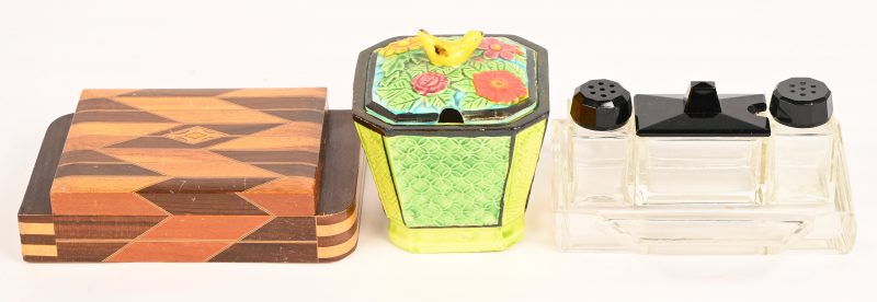 Een gevarieerd lot art-deco bestaande uit een glazen set voor tafelkruiden, een honingpotje en een houten doosje.