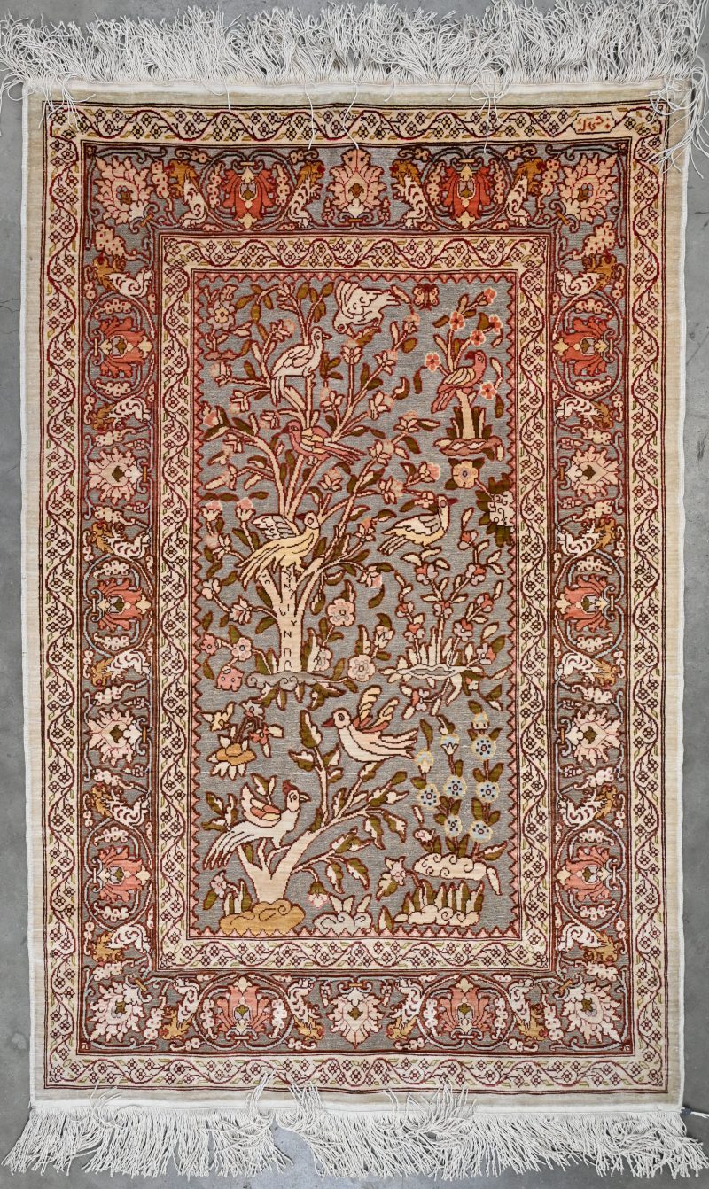 Een Turks handgeknoopt Kayseri tapijt, zijde en gouddraad, met een decor van een levensboom.