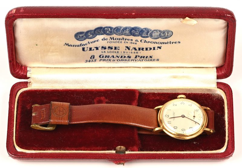 Een 18 kt geelgouden horloge met lederen gedragen polsband. In originele etui en met inscritie 25 jaar dienst achteraan.