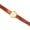 Een 18 kt geelgouden horloge met lederen gedragen polsband. In originele etui en met inscritie 25 jaar dienst achteraan.