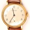 Een 18 kt geelgouden horloge met lederen gedragen polsband. In originele etui en met inscritie 25 jaar dienst achteraan.