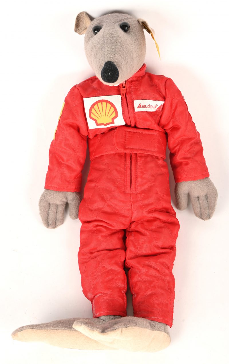 Steiff knuffel, ‘Niki Lauda the rat’, nr. 998881. Een formule 1 piloot in rode overall met pet.
