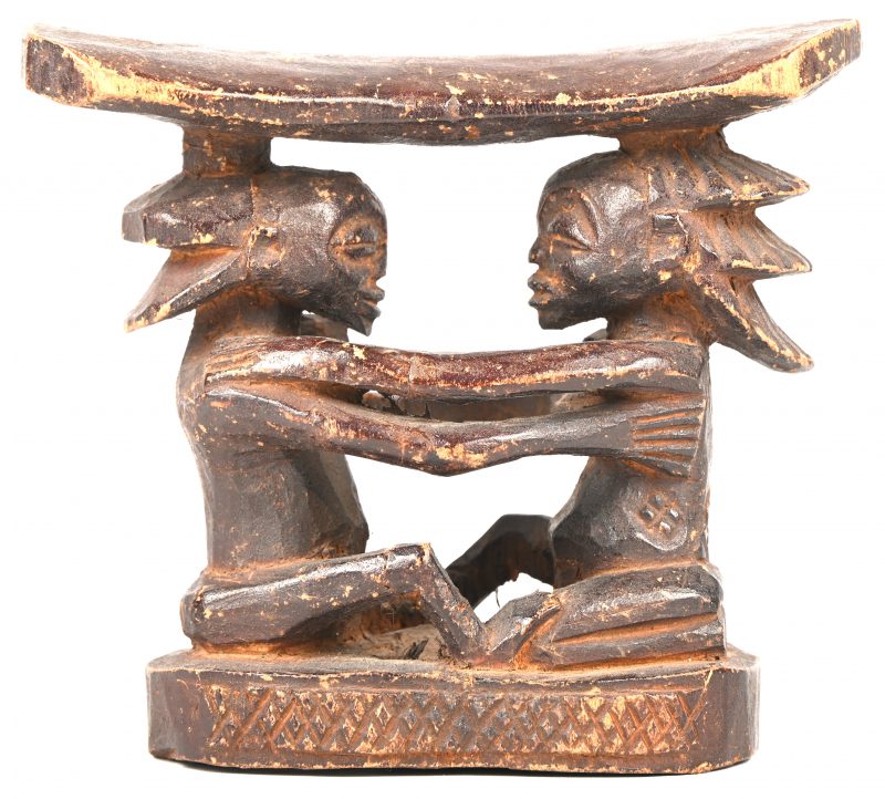 Een houten Afrikaanse neksteun van de Luba, Congo. 1 arm is manco.