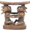 Een houten Afrikaanse neksteun van de Luba, Congo. 1 arm is manco.