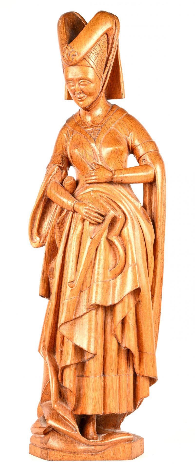 Een houten beeld van Anna van Bourgondië. Met monogram; MR.