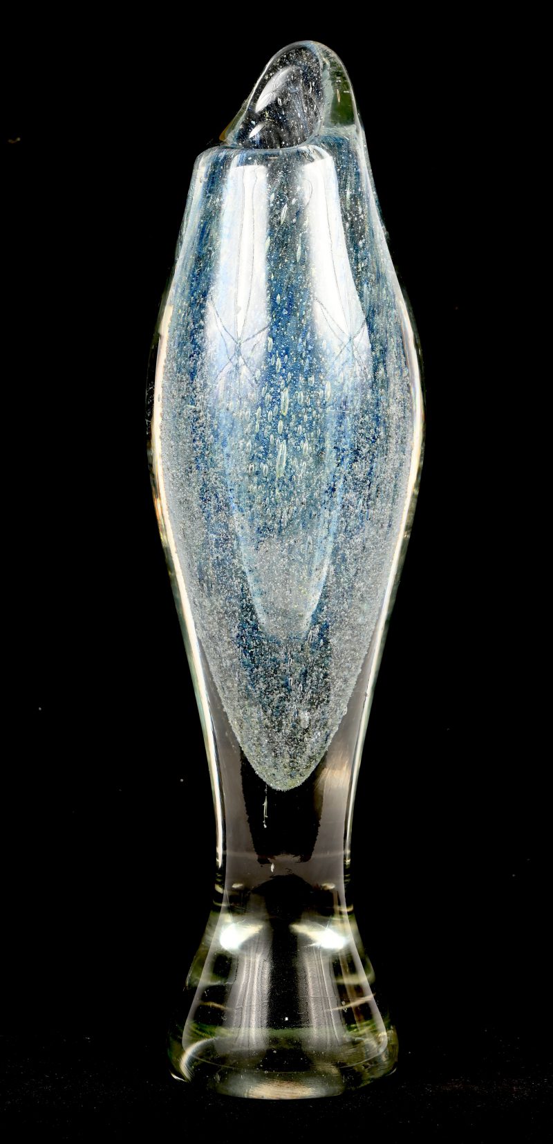Een organisch gevormde vaas van Murano glaspasta. Met luchtbellen en blauwe accenten in de massa.