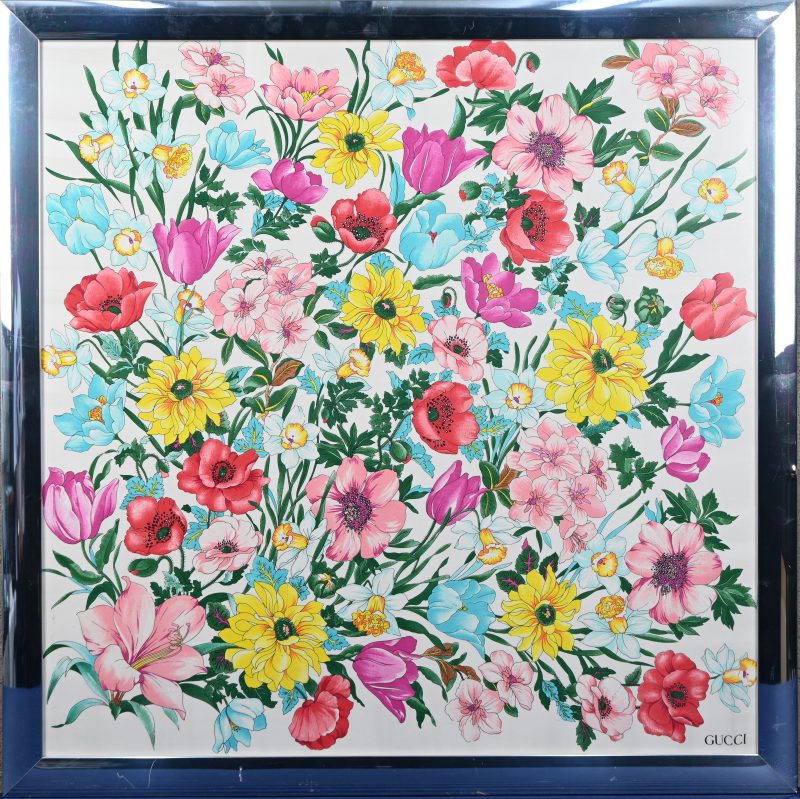 Een ingekaderde zijden Gucci sjaaltje met flora print.