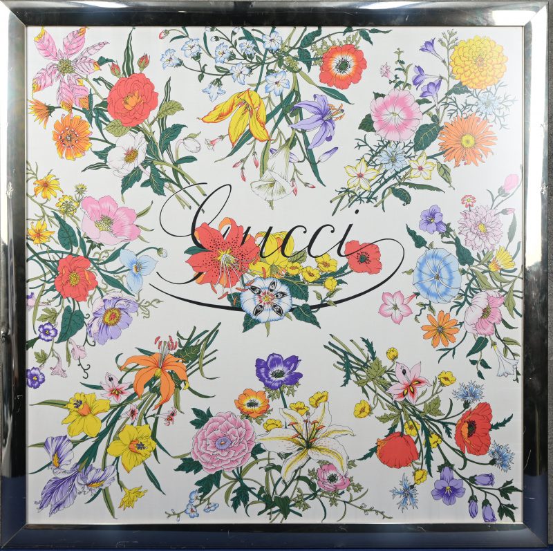 Een ingekaderde zijden Gucci sjaaltje met flora print.
