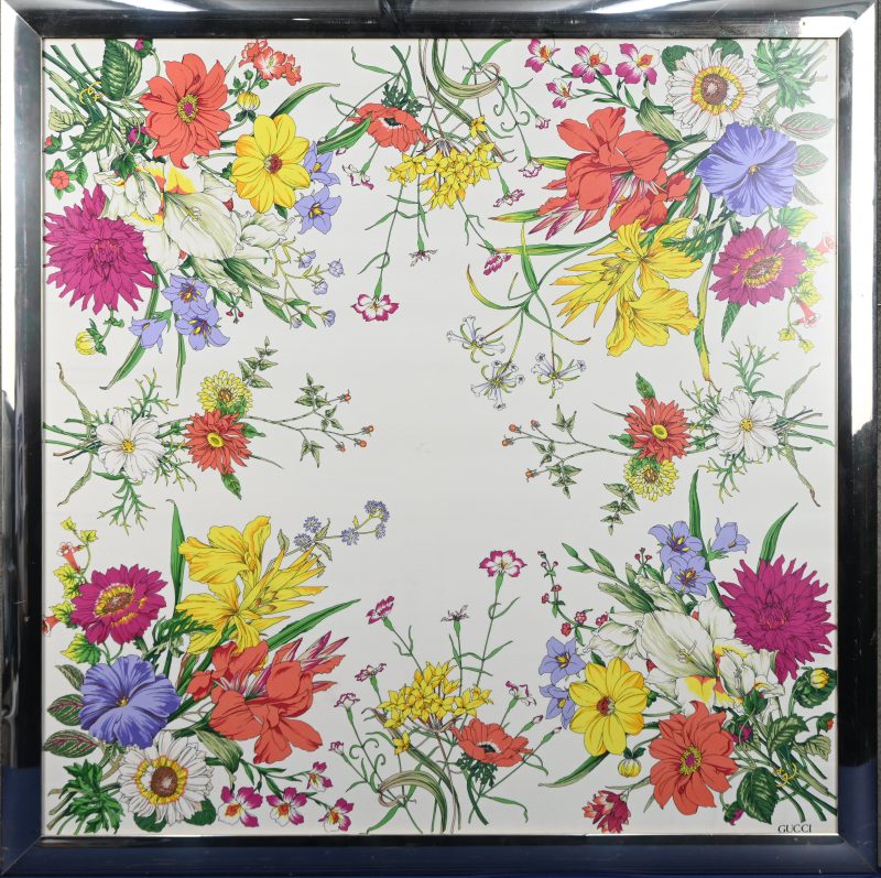 Een ingekaderde zijden Gucci sjaaltje met flora print.