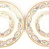 Een set van twee grote borden en twee kopjes met schoteltjes. Decor; ‘La Maison Du Prince’. Limoges voor Cartier. Met originele verpakking.