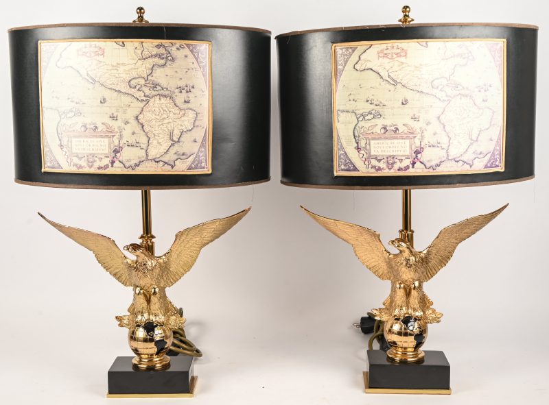 Een set Hollywood Regency tafellampen met vergulde adelaar, gemerkt L&L (Loevsky & Loevsky). Zwarte kap met landkaart.