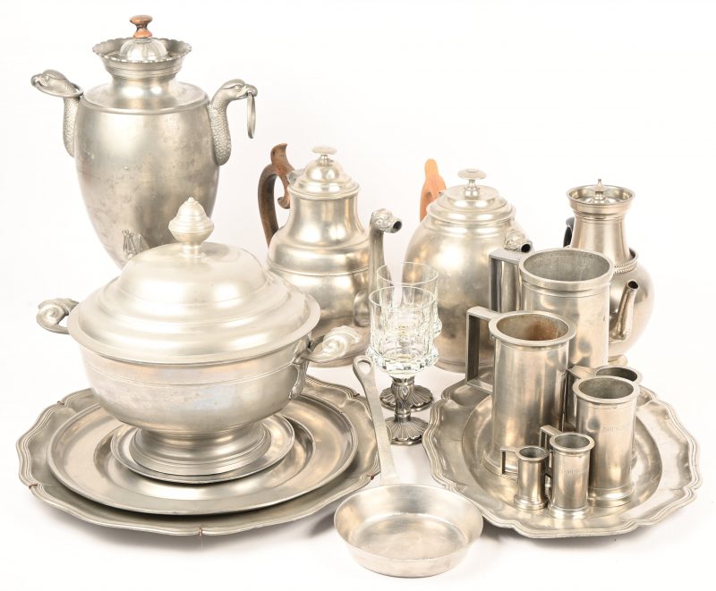 Een partij tin bestaande uit een samovar, een terrine, borden, maatbekers, koffie- en theepotten. 15,855 kg.