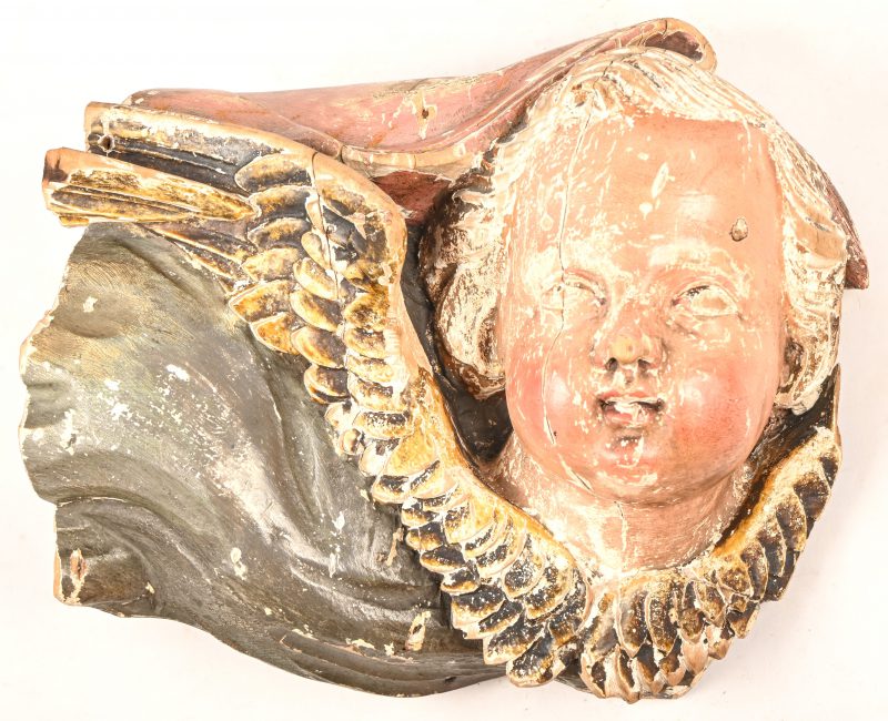 Een 19e eeuwse polychrome sculptuur van een gevleugeld engelenhoofdje.