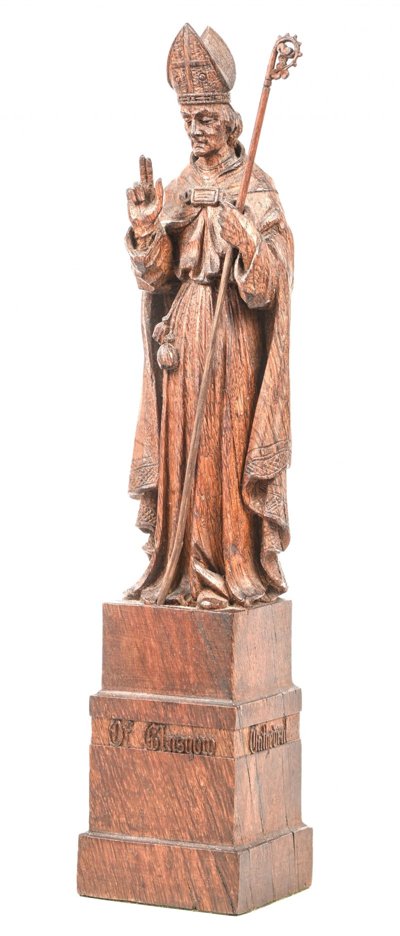 Een gesculpteerd houten beeldje van een bisschop. Gemaakt van een stuk hout van het oude dak van de kathedraal van Glasgow.