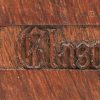 Een gesculpteerd houten beeldje van een bisschop. Gemaakt van een stuk hout van het oude dak van de kathedraal van Glasgow.