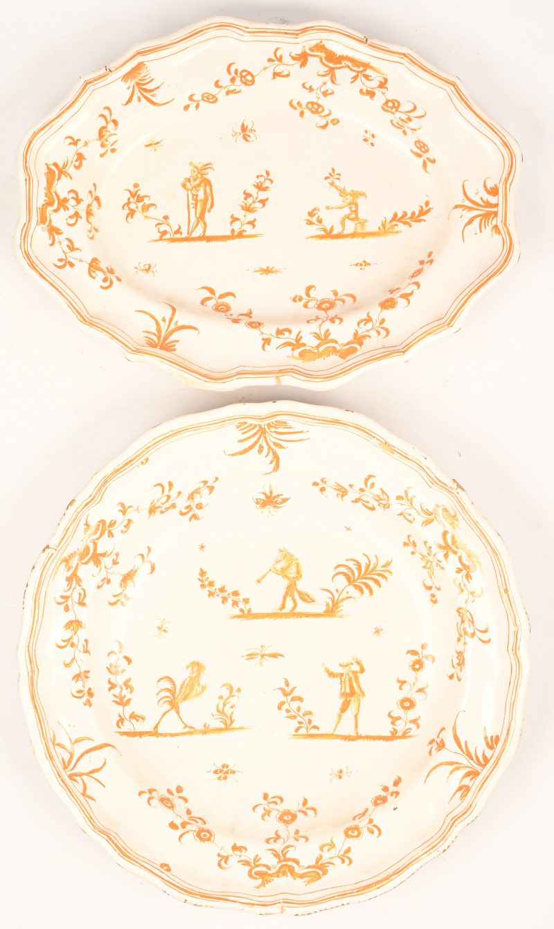 Een set van twee 18e eeuwse Franse schalen van oker op wit geglazuurd aardewerk. De ovalen schotel is hersteld aan de rand.
