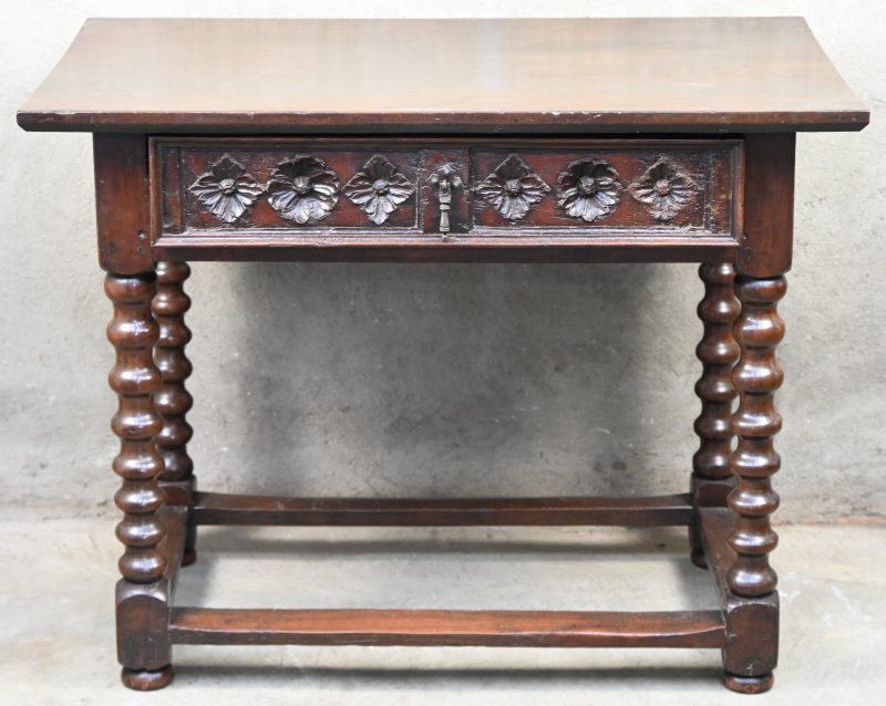Een barokke bijzettafel met gedraaide poten, één lade in de lange zijde.