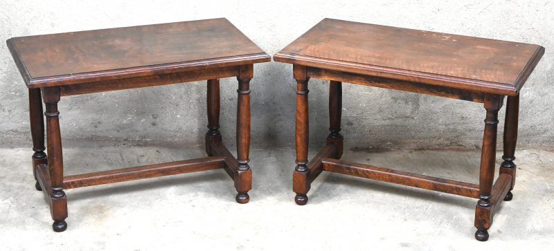 Een set van twee massieve houten bijzettafeltjes, rustieke stijl.