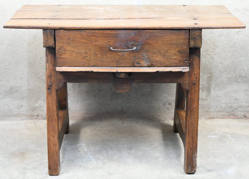 Een antieke bakkerstafel met 1 grote lade.