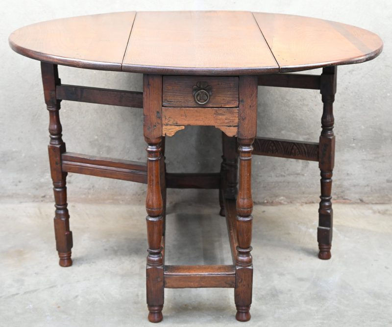 Een landelijke gatelegtafel met een schuifje in de voor en achterkant. Het tafelblad heeft uitgeklapt een breedte van 105 cm.