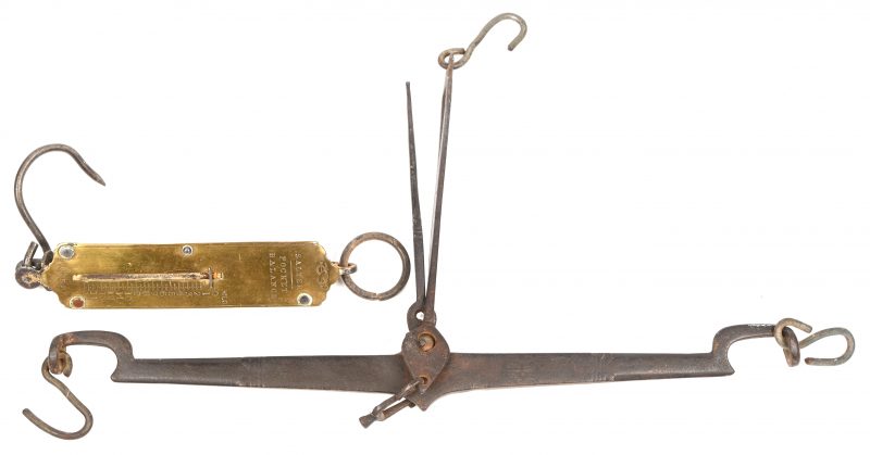 Een lot van twee oude weegschaaltjes. Een smeedijzer hangmodel zonder schaaltjes en een ‘Salter, pocket balance’.