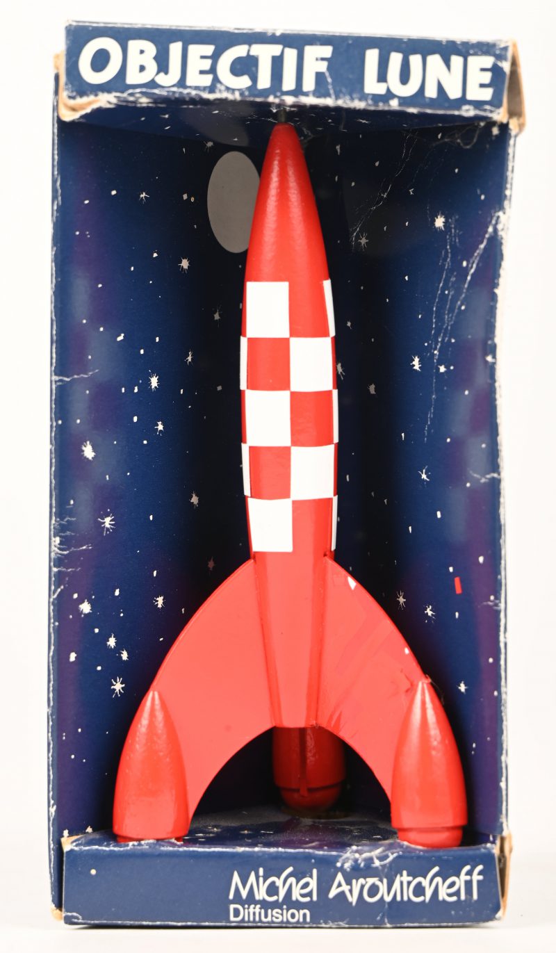 “Objectif Lune”, een schaalmodel van de raket van Kuifje door Michel Aroutcheff. Afschilferende verf.