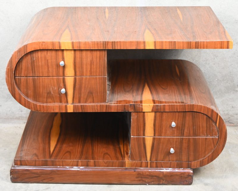 Een bijzettafel met 8 laden in art-deco stijl.