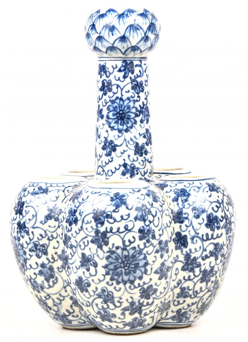 Een tulpenvaas van chinees blauw en wit porselein. Onderaan gemerkt.