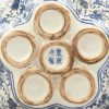 Een tulpenvaas van chinees blauw en wit porselein. Onderaan gemerkt.