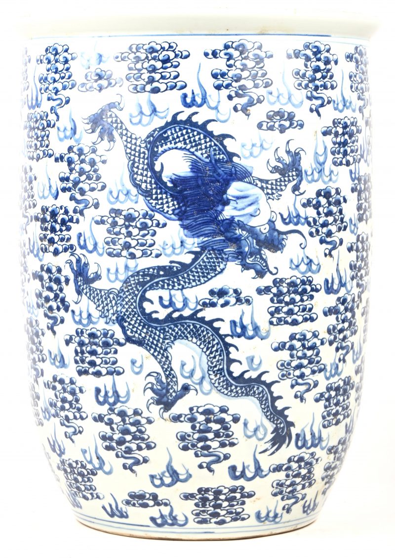 Een hoge Chinese blauw wit porseleinen bloempot met drakendecor.