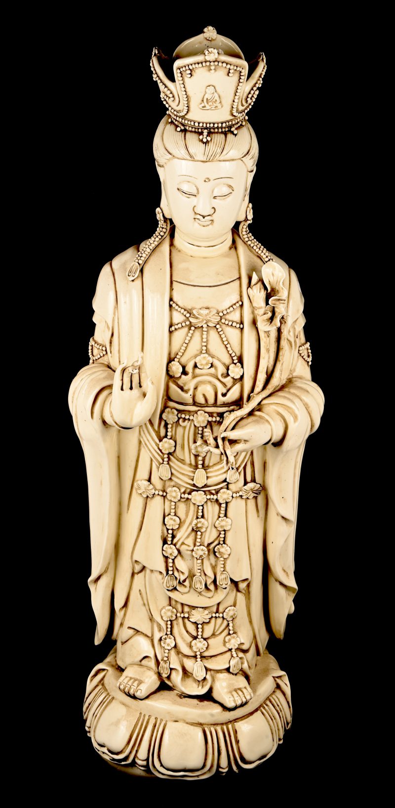 Een staande Guanyin van monochroom wit porselein naar het “blanc de Chine”.