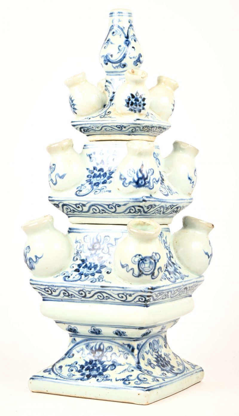 Een uit 3 delen opgebouwde tulpenvaas van Chinees porselein, versierd met een blauw op wit bloemendecor.