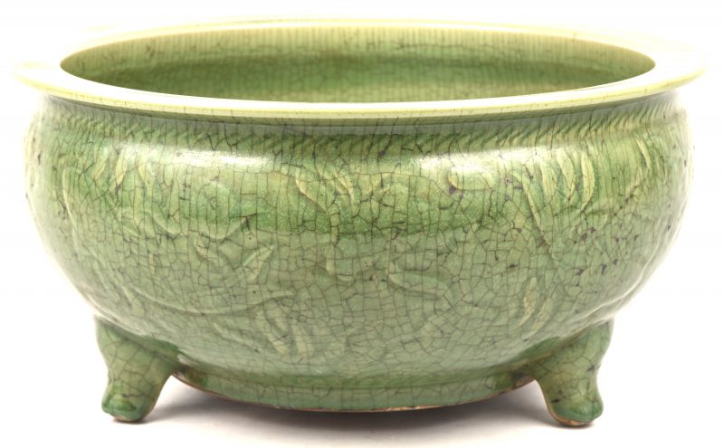 Een grote kom op 3 pootjes in celadon groen aardewerk.