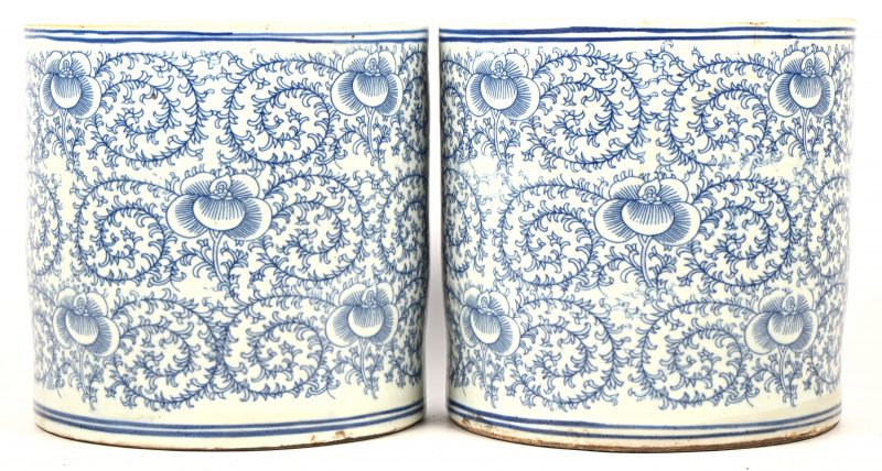 Een paar cilinder bloempotten in Chinees blauw wit porselein.