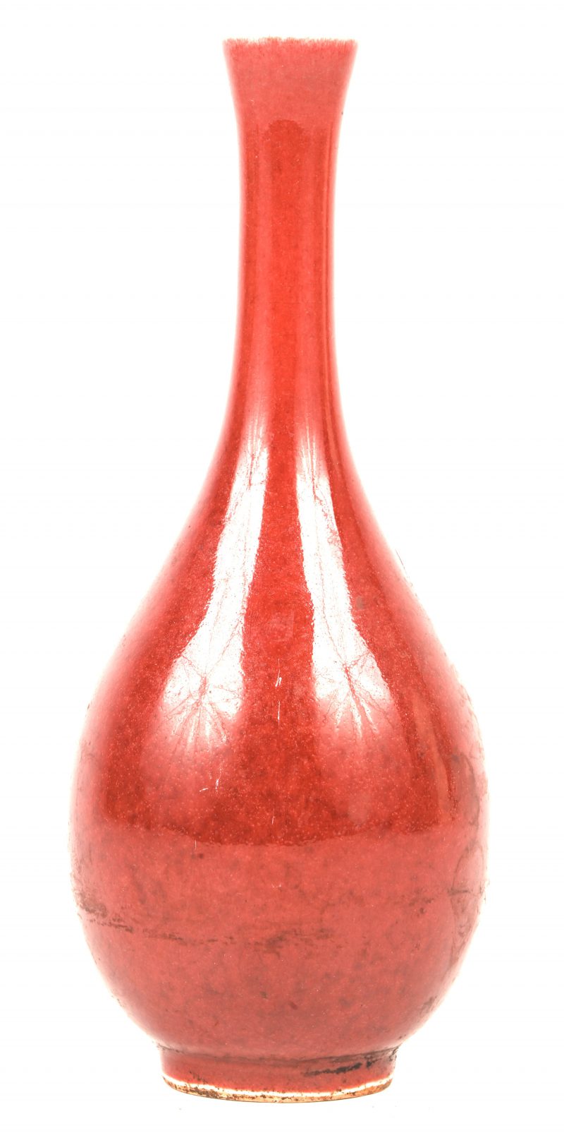 Een rood porseleinen Chinees pijpvaasje.