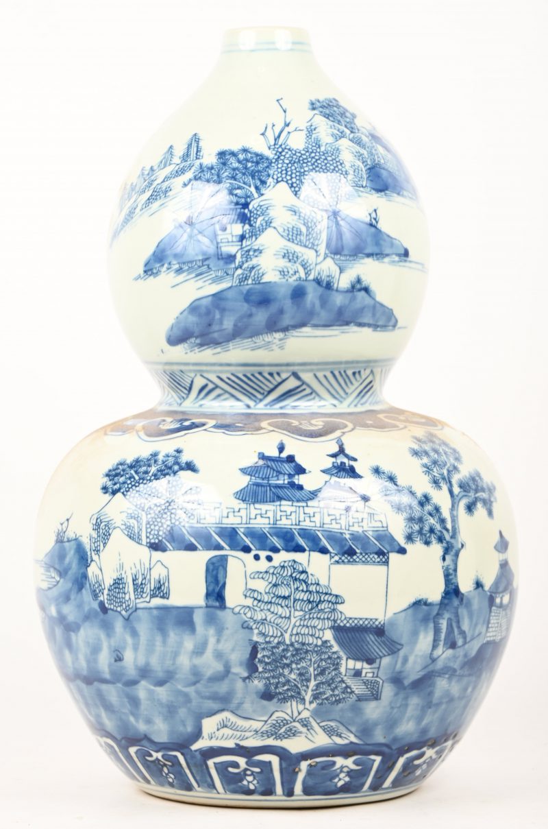 Een kalabasvaas in Chinees blauw wit porselein.