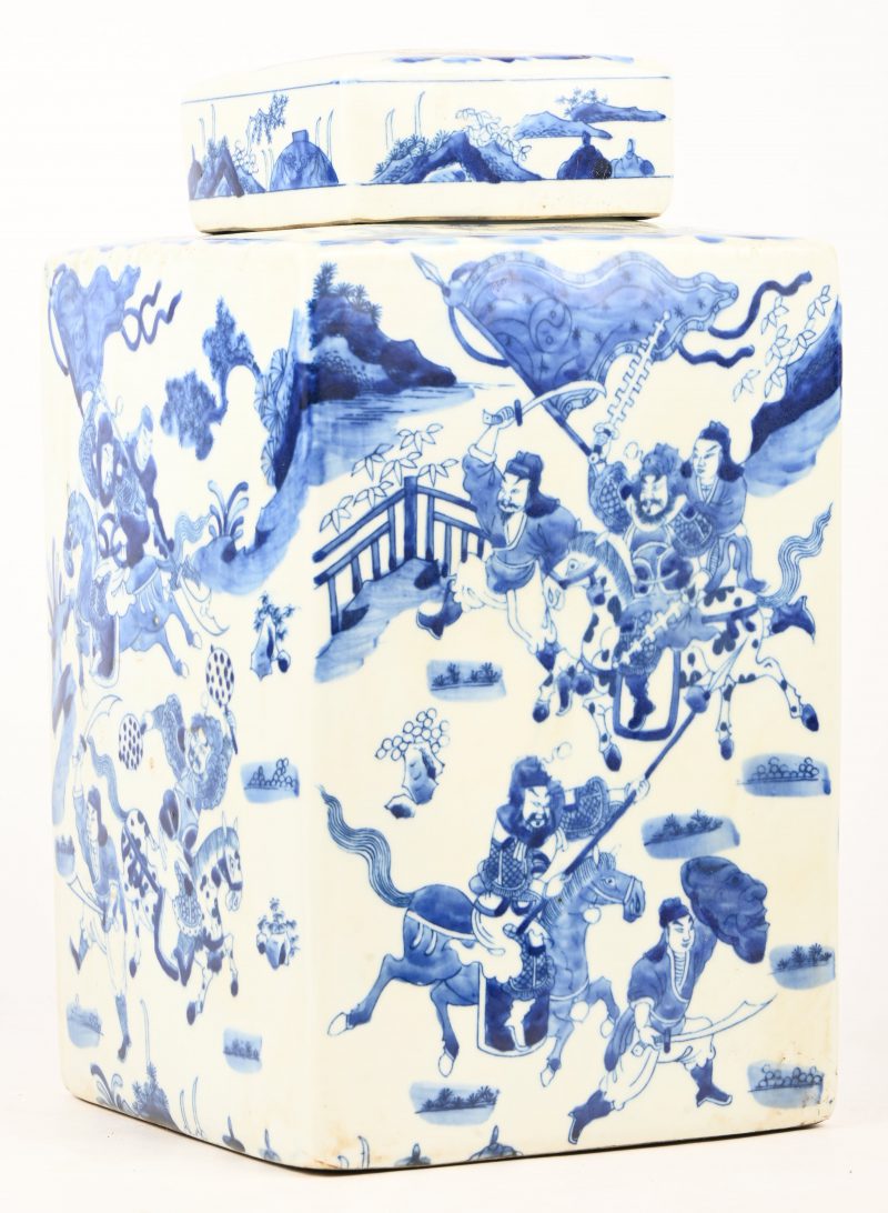 Een vierkante dekselvaas in Chinees blauw wit porselein met krijgers in het decor.