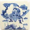 Een vierkante dekselvaas in Chinees blauw wit porselein met krijgers in het decor.