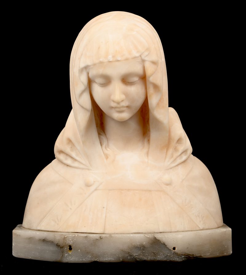 Een albasten buste van de maagd Maria, niet gesigneerd.