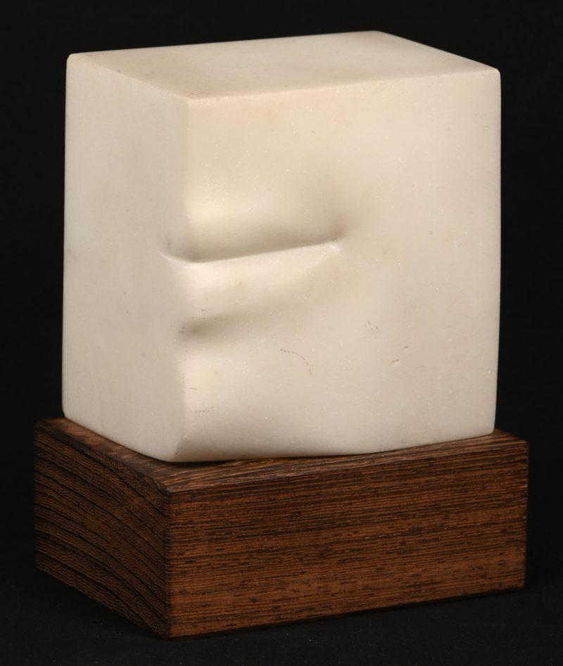 ‘Sourire’, een wit marmeren beeldje op een houten voetje. Getekend; Jan Dries. Genummerd; 29 uit een oplage van 50 exemplaren.