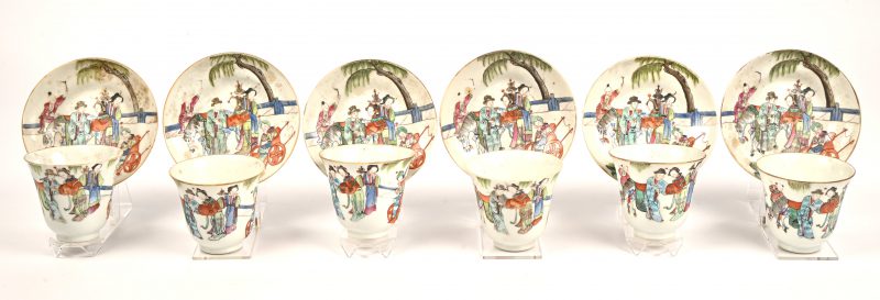 Een set van 6 hoge theekopjes en schoteltjes van Chinees porselein. Draagt het merkteken van de Qing-dynastie, keizer Tongzhi. 1 kopje is gechipt aan de rand.