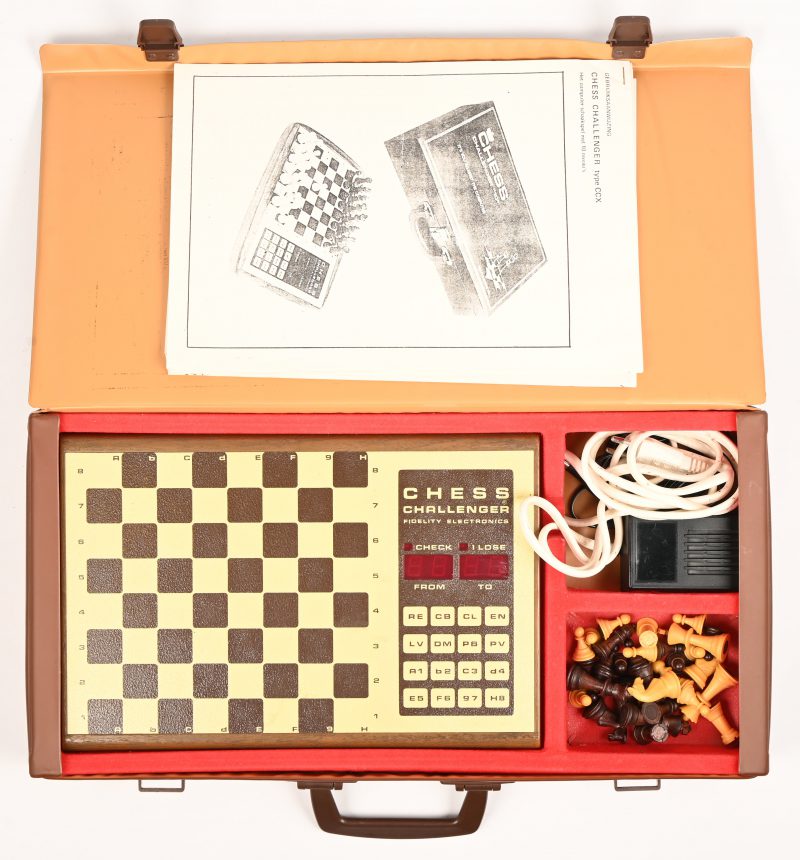 Chess Challenger type CCX. Vintage schaakcomputer in een bruin skai koffertje.