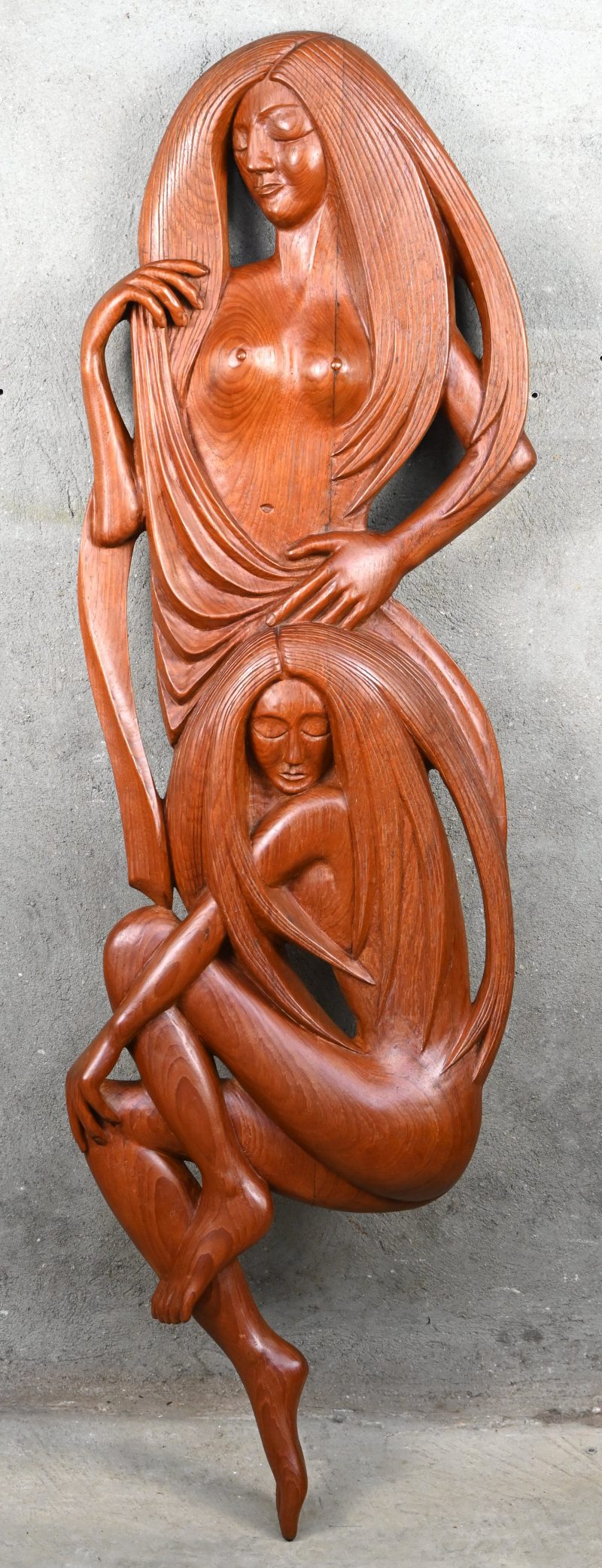 Een groot houten bas-reliëf van twee naakte vrouwen, niet getekend.