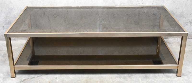 Een vintage Belgo-Chrom salontafel, verguld metaal en fumé glas.