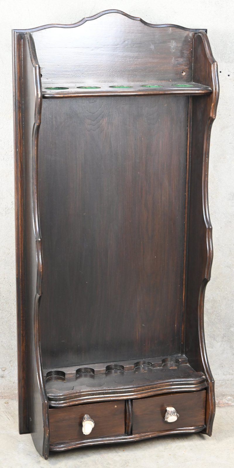Een massief houten wapenrek voor 5 geweren.
