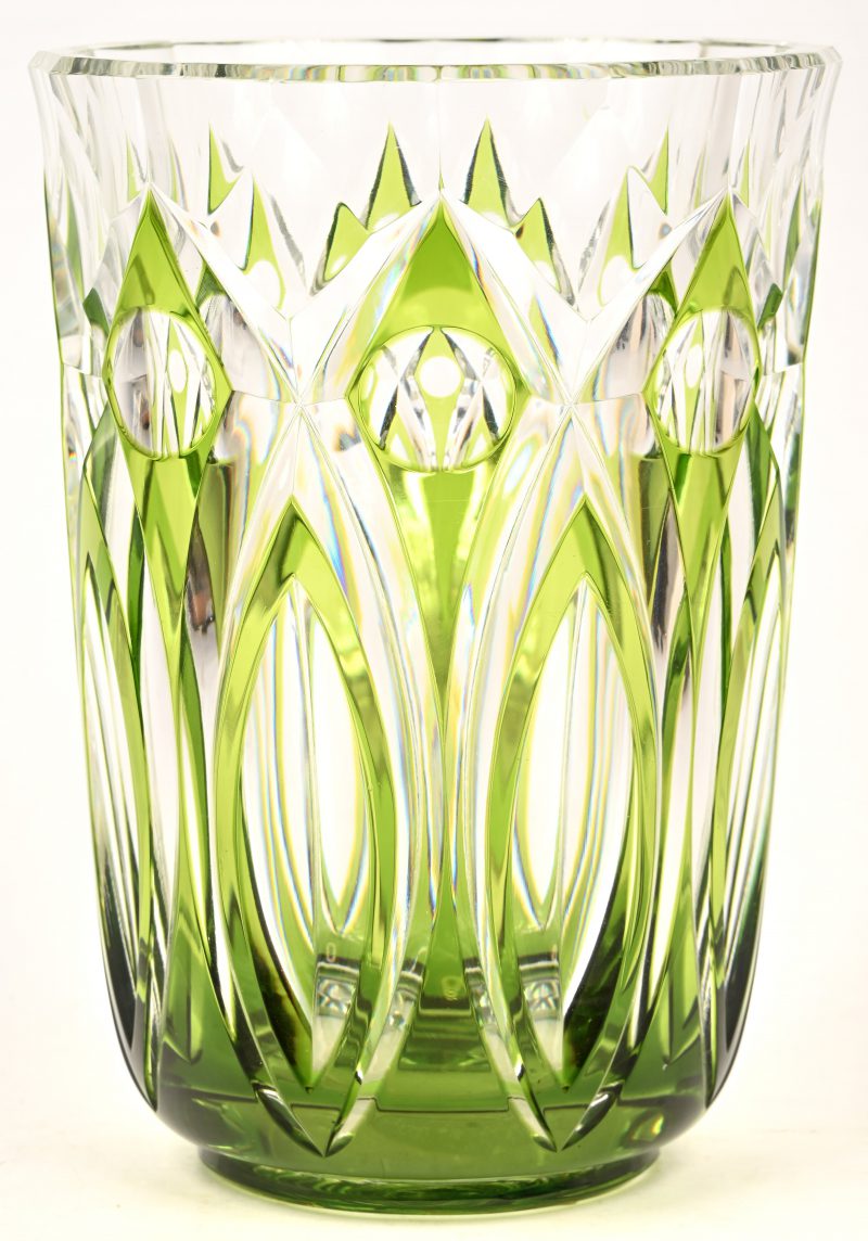 Een kelkvormige vaas van VSL kristal, groen in de massa gekleurd. Niet getekend.