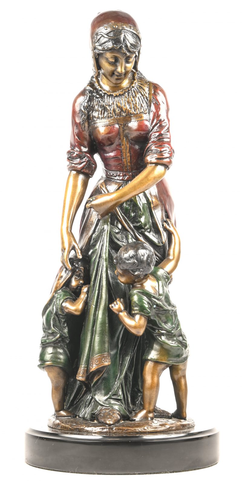 ‘Jonge moeder met twee kinderen’, een polychroom gepatineerd bronzen beeld op een zwart marmeren voet. Getekend Rousseau.