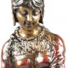 ‘Jonge moeder met twee kinderen’, een polychroom gepatineerd bronzen beeld op een zwart marmeren voet. Getekend Rousseau.