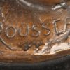 ‘Jonge moeder met twee kinderen’, een polychroom gepatineerd bronzen beeld op een zwart marmeren voet. Getekend Rousseau.